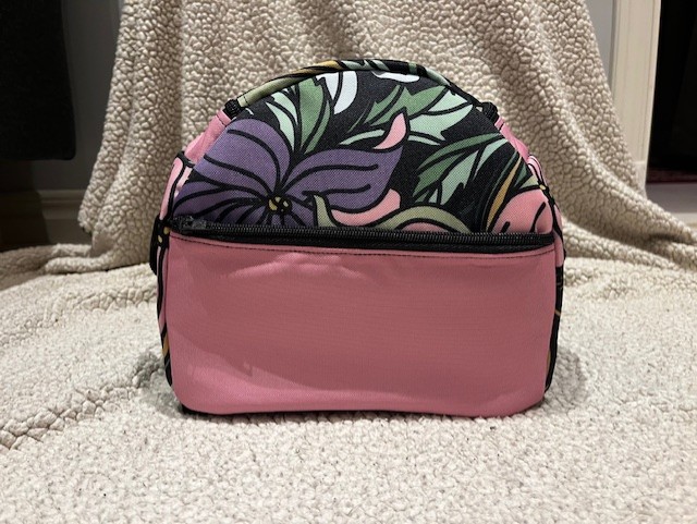 Tyg 1: Rosa blommor Tyg 2: Puderrosa, baksida med ficka